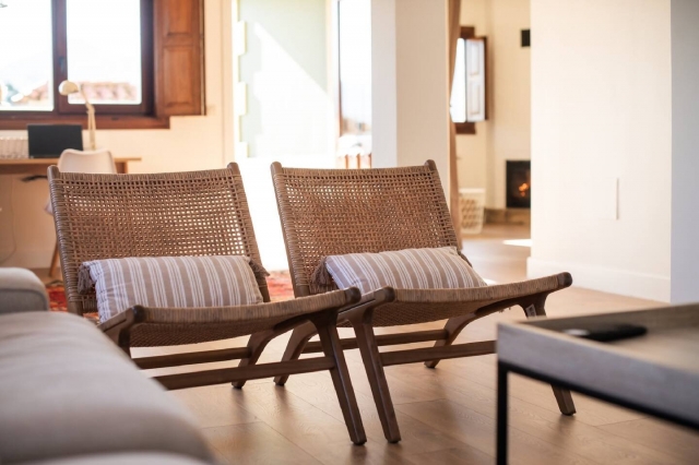 Sala amplia y sillas