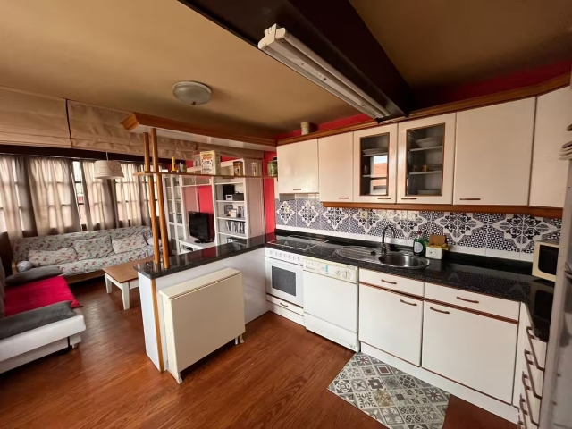 Cocina amplia con armarios 