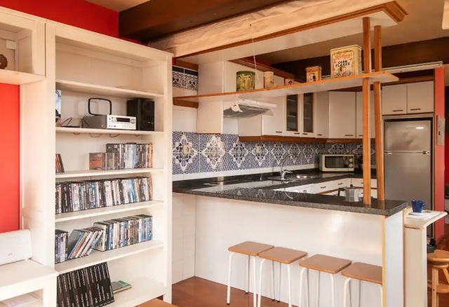 Cocina con barra al lado 