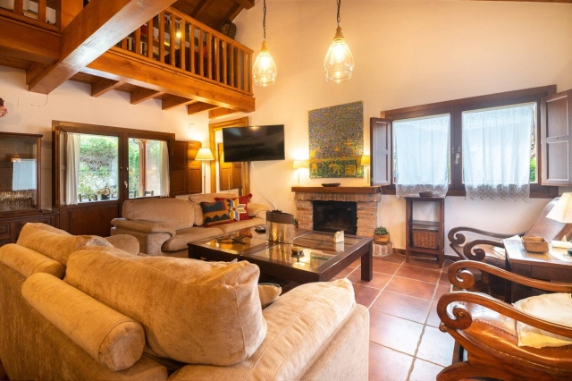 Sala amplia con chimenea 