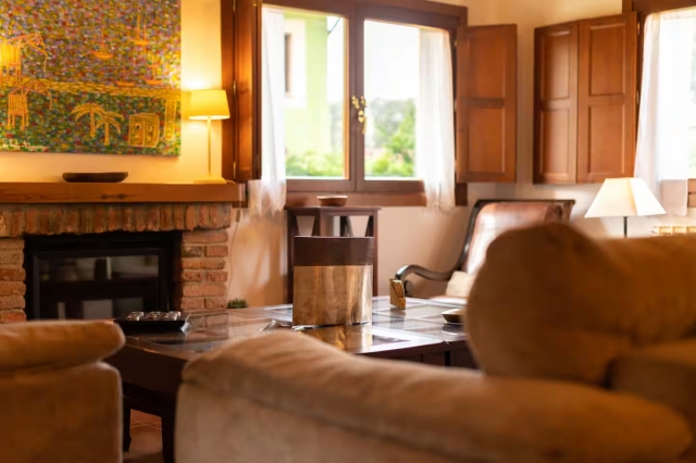 Sala amplia con la chimenea