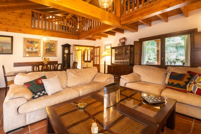 Sala amplia con mesa 