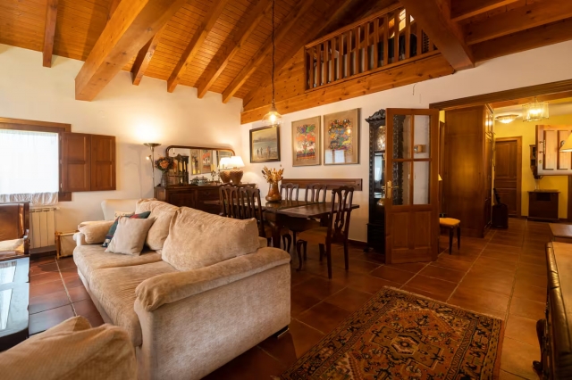 Sala de estar con mesa 