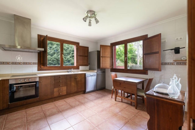 Cocina amplia con encimera