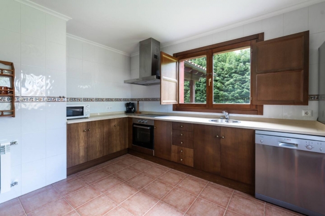 Cocina con encimera en L