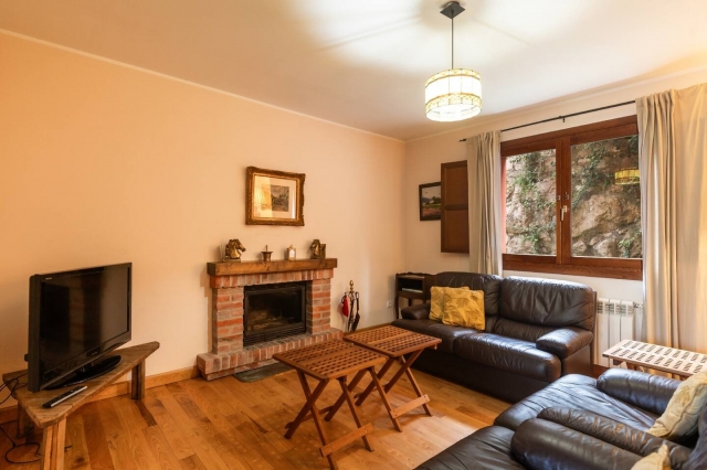 Sala amplia con chimenea