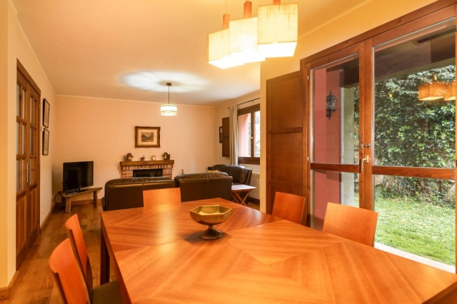 Sala amplia con chimenea