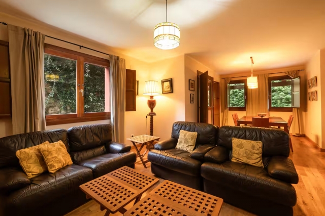 Sala amplia con sillones