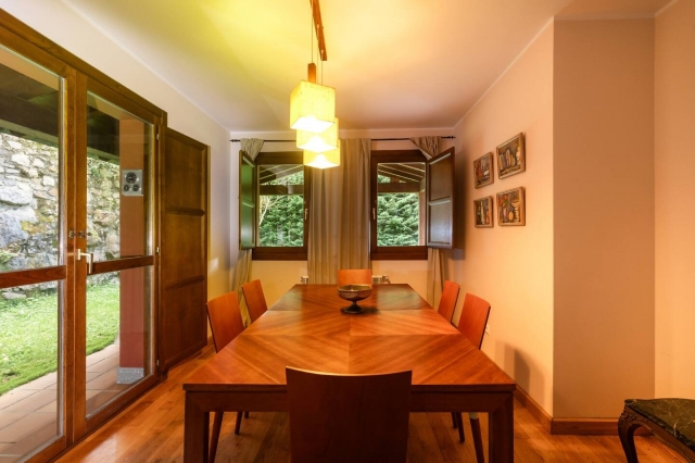 Sala de estar con mesa