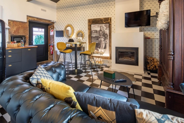 Sala amplia con la chimenea