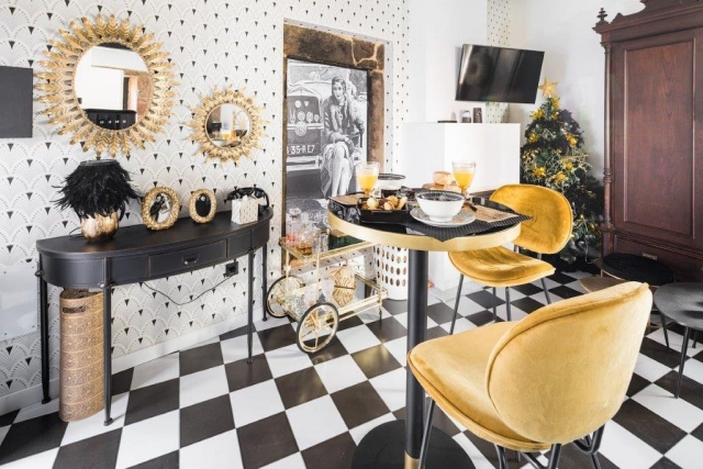 Sala amplia con mesa