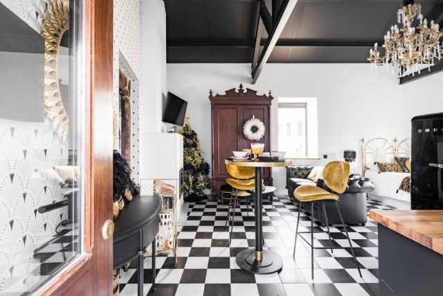 Sala amplia con mesa 