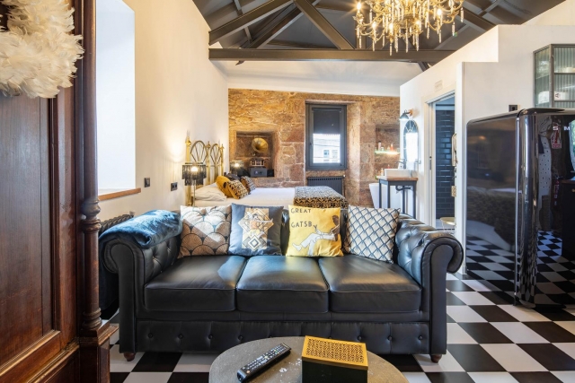 Sala de estar y cama al lado