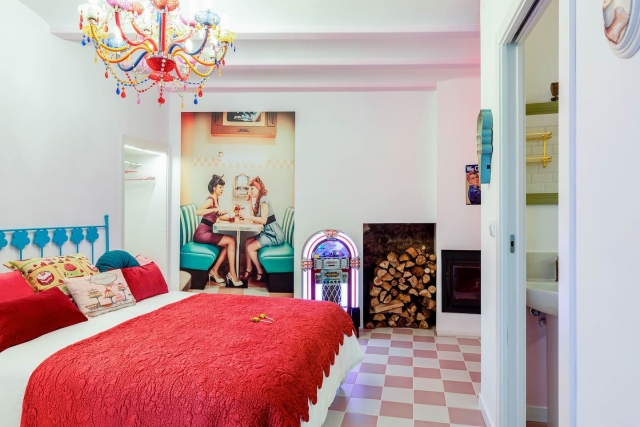 Dormitorio con cama amplia