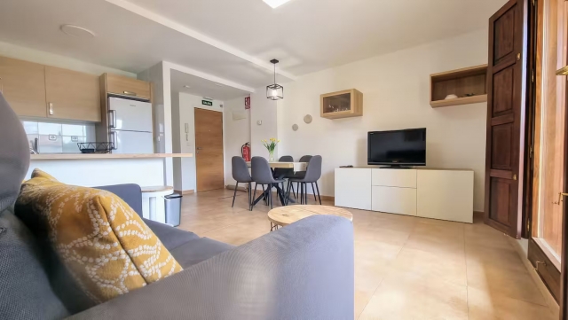 Sala amplia con la tele