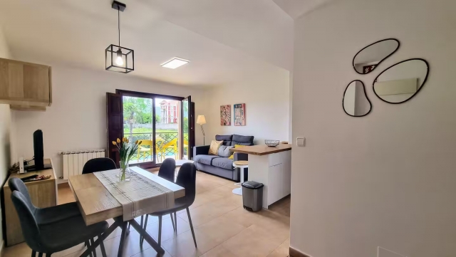 Sala amplia con sofa y mesa