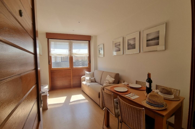 Sala amplia con mesa