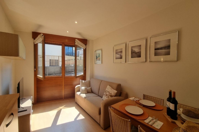 Sala amplia con mesa y tele