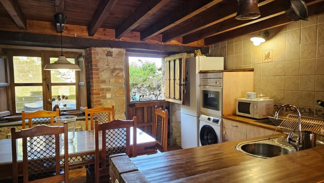 Cocina comedor con mesa