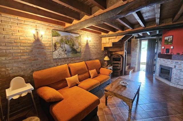 Sala amplia con chimenea