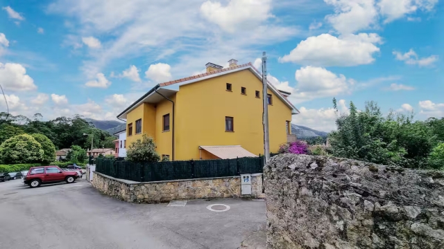 Acceso a la casa amarilla