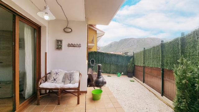 Amplia terraza con sillones