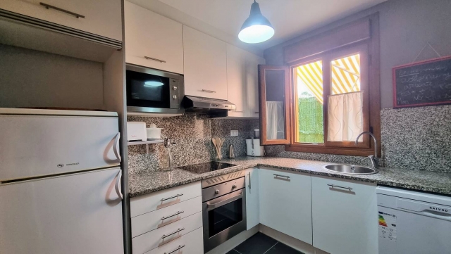 Cocina amplia con encimera