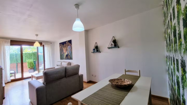 Sala amplia con mesa