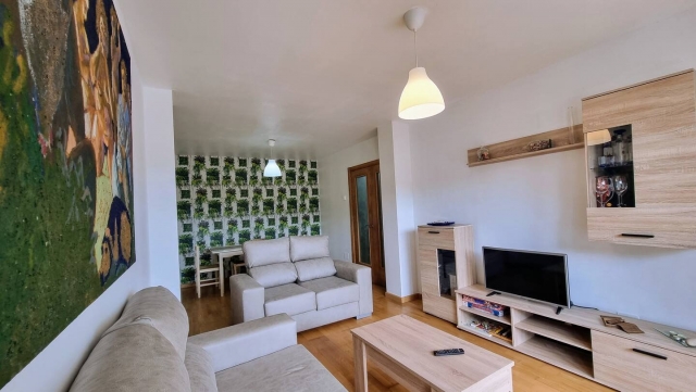 Sala amplia con su mesa 