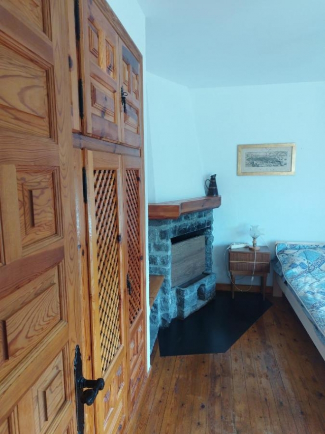 Dormitorio con chimenea