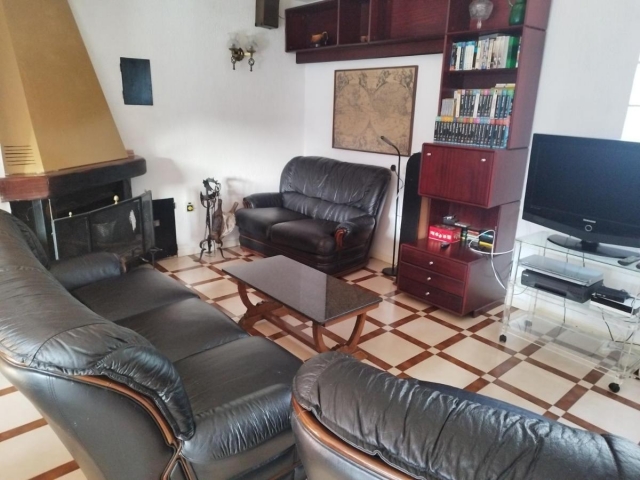 Sala amplia con chimenea