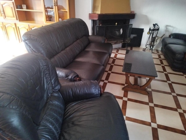 Sala amplia con chimenea