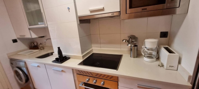 Cocina amplia con armarios