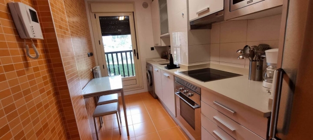 Cocina amplia con mesa 