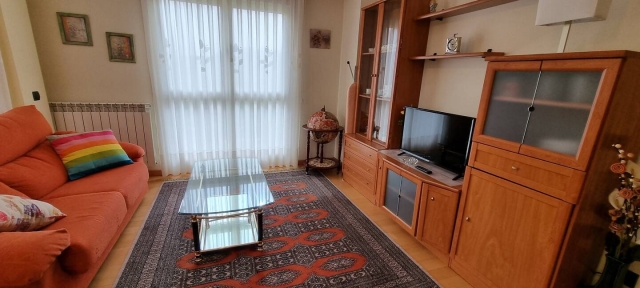 Sala amplia con sofa y tele