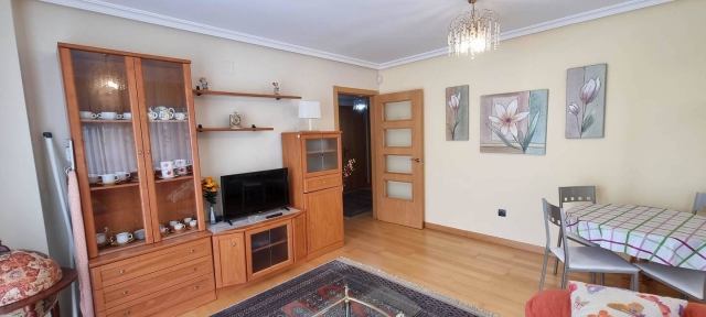 Sala de estar con mesa