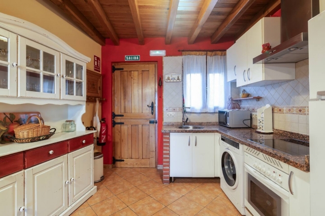 Cocina amplia con ventana