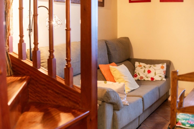 Sala de estar con escalera