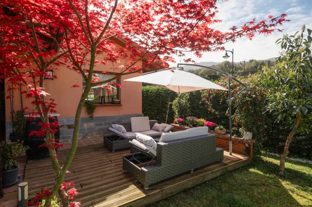 Amplio exterior con sillones