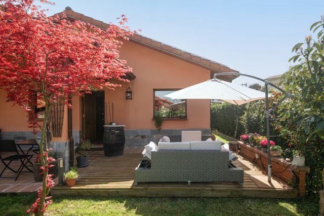 Amplio porche con sillones