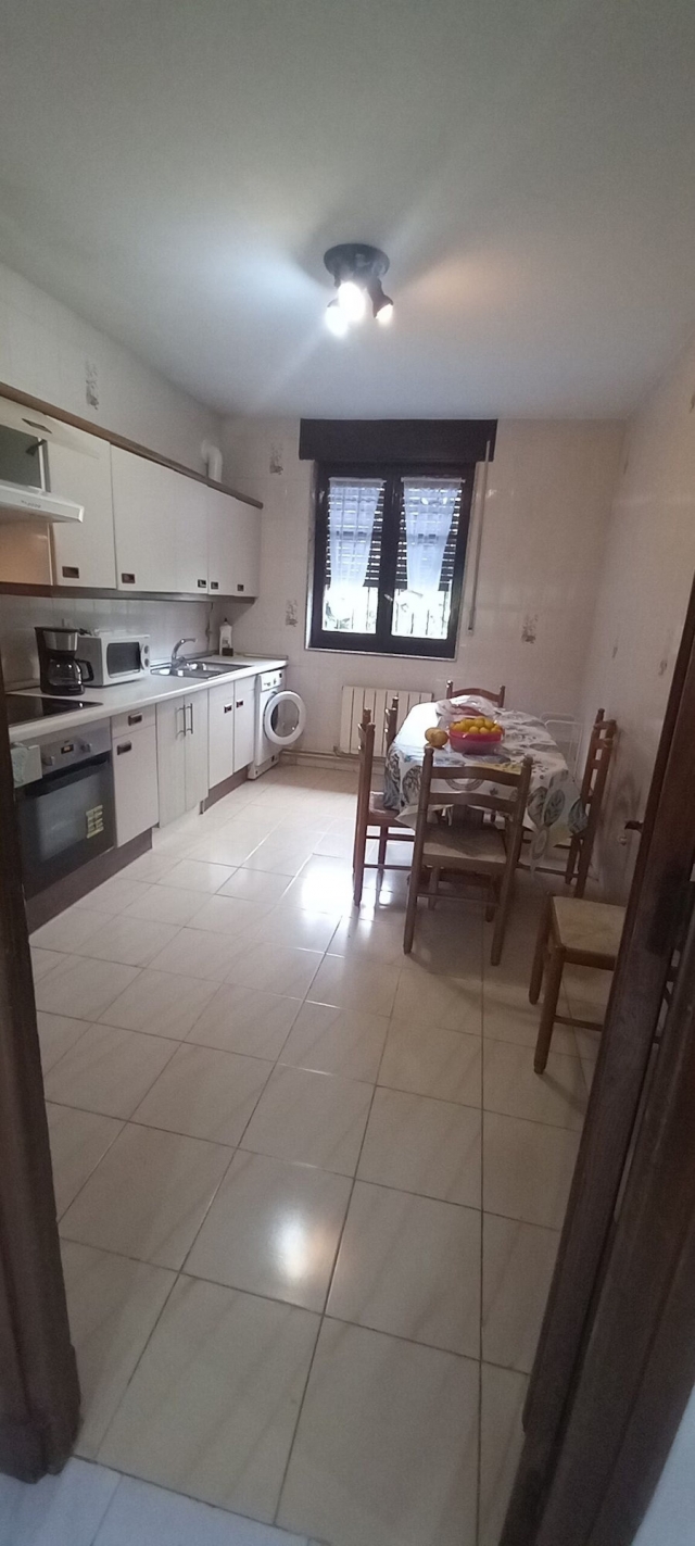 Cocina amplia con mesa