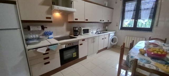 Cocina amplia con mesa 