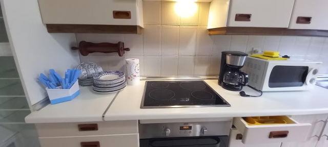 Cocina con menaje de sobra