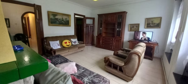 Sala amplia con sillones