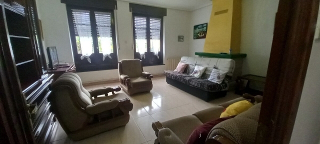 Sala amplia con sillones