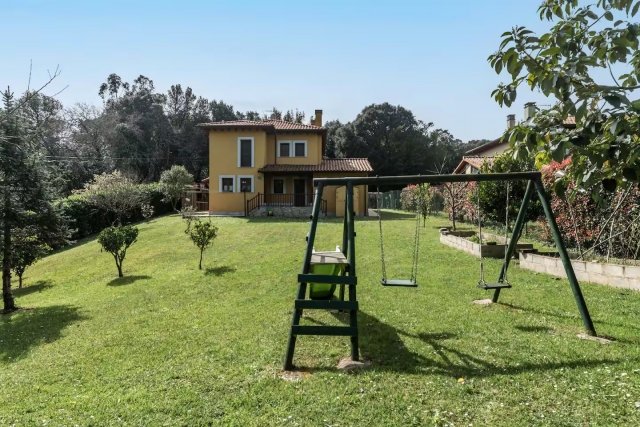 Amplio jardin con columpios