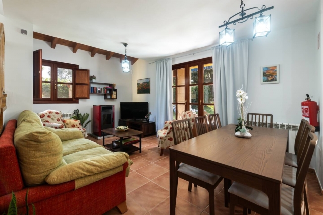 Sala amplia con mesa 