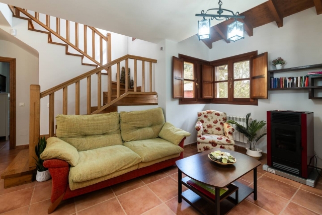 Sala amplia y escaleras 