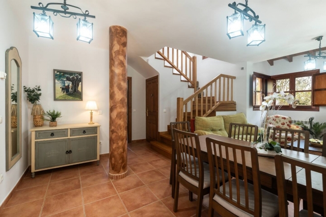 Sala de estar con mesa