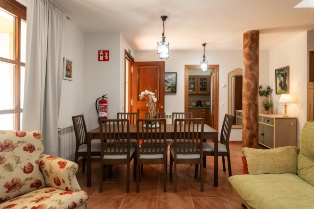 Sala de estar con mesa